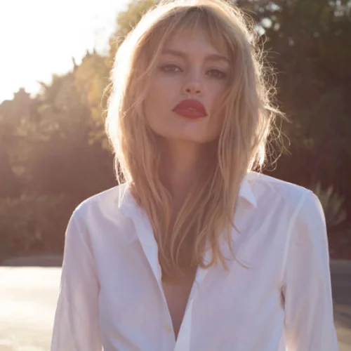 Staz Lindes: Η νέα πρέσβειρα μακιγιάζ για τον πιο edgy οίκο 